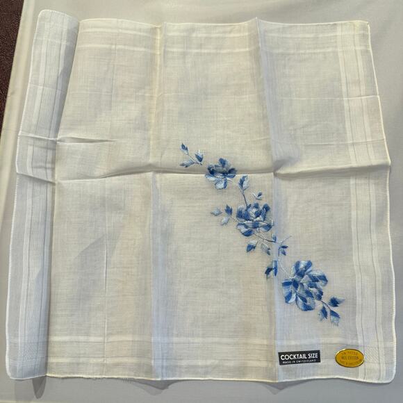 Lot of 6 Vintage Dainty Handkerchiefs - Picture 4 of 8